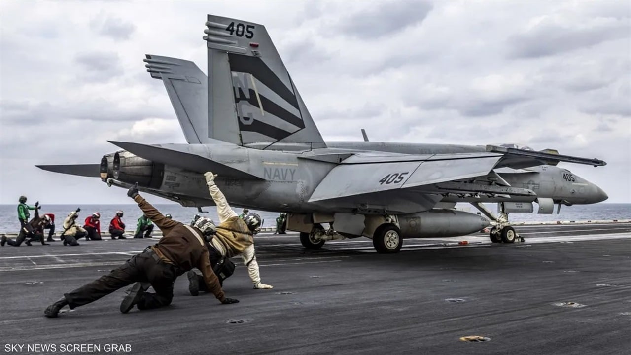 مقاتلة أمريكية تغادر حاملة الطائرات لينكولن.. هذا السبب