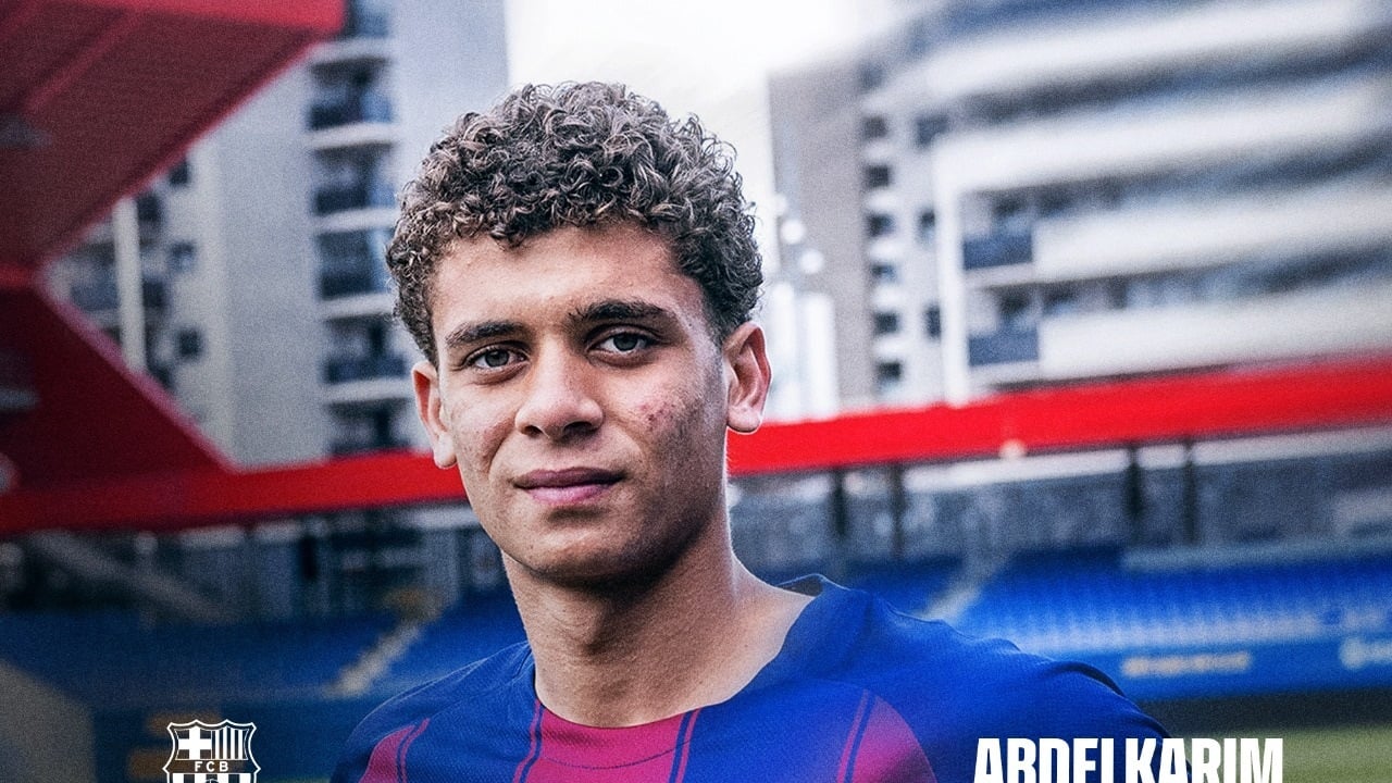 لاعب عربي ينضم الى برشلونة