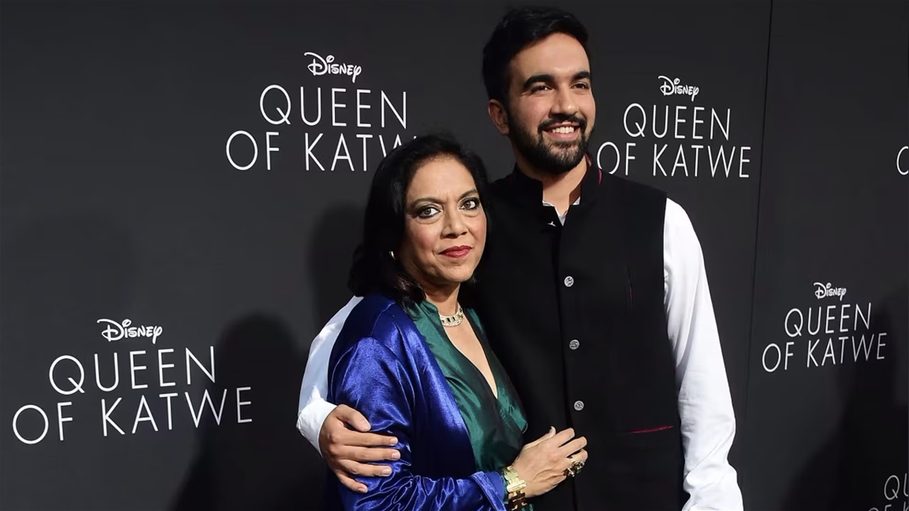 متظاهرون امام منزل زهران ممداني بعد ظهور اسم والدته بملفات ابستين