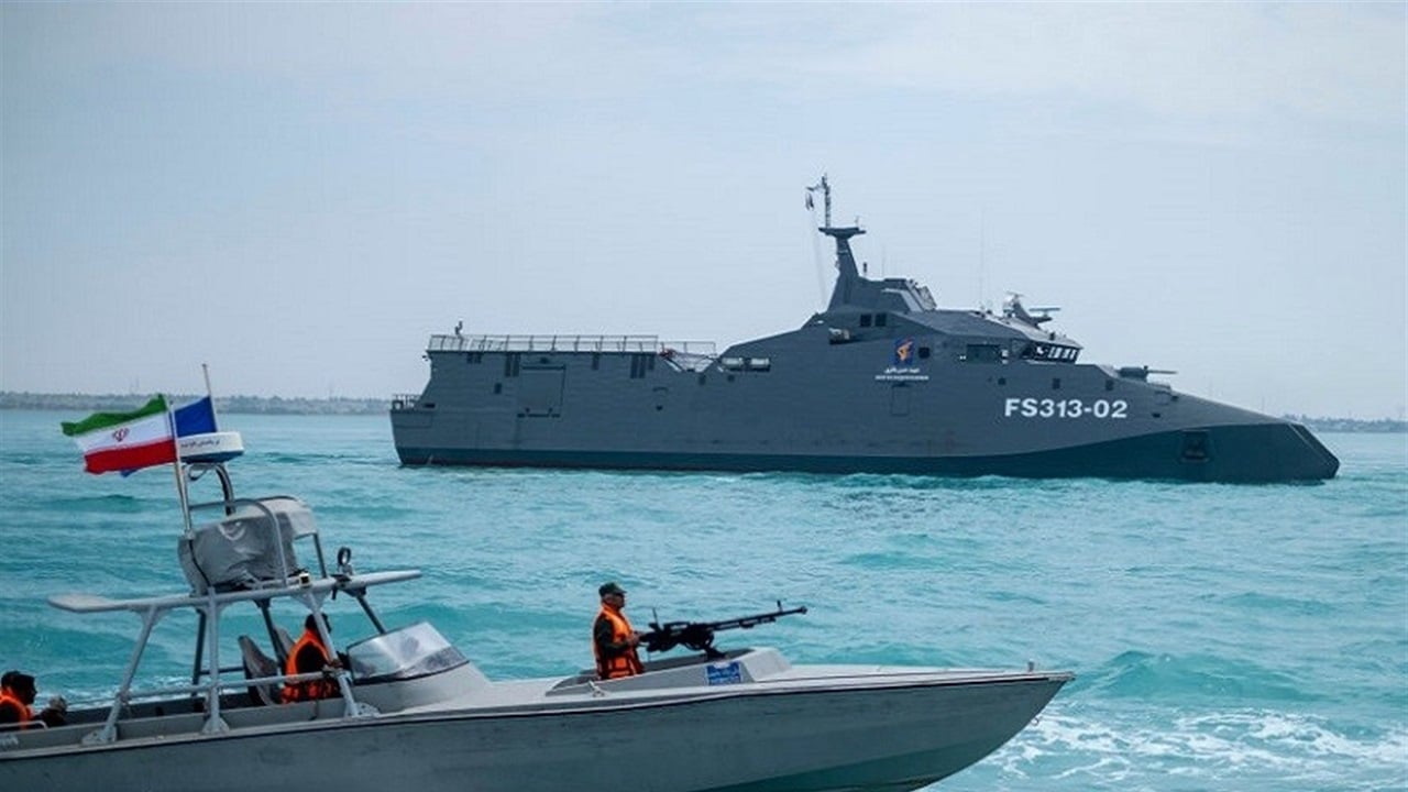 زوارق إيرانية تقترب من ناقلة نفط ترفع العلم الأمريكي