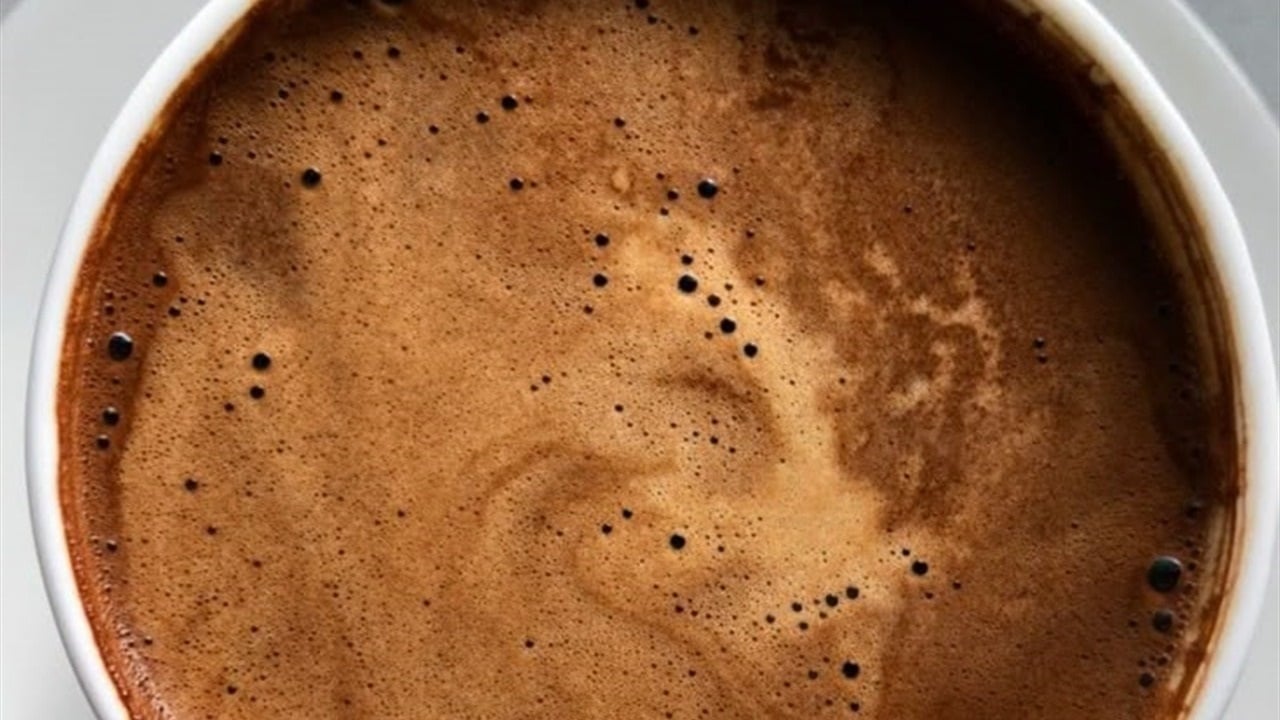 رجل يواظب على جلب القهوة لزوجته في قبرها (صور)