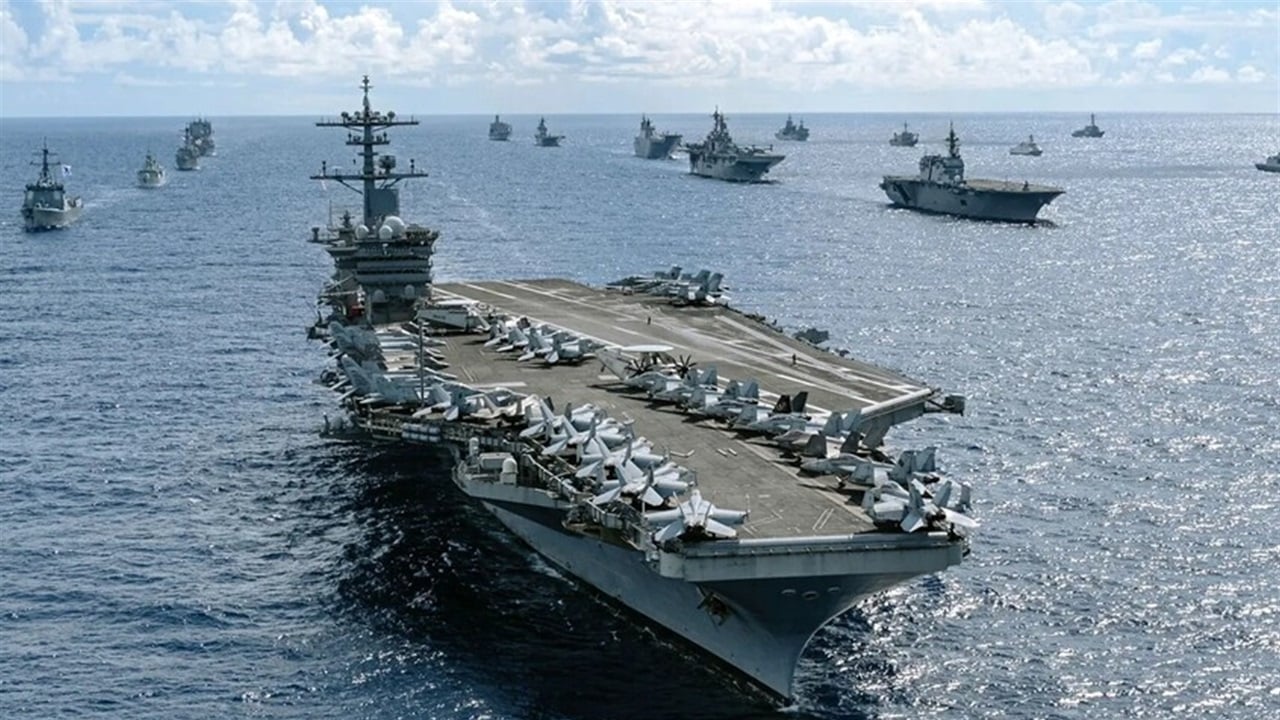 كوشنر وويتكوف يزوران حاملة الطائرات في بحر العرب