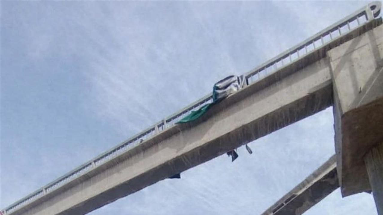 بالصور.. انهيار جسر مشاة إثر حادث تصادم على الطريق الدولي بغداد ـ بابل