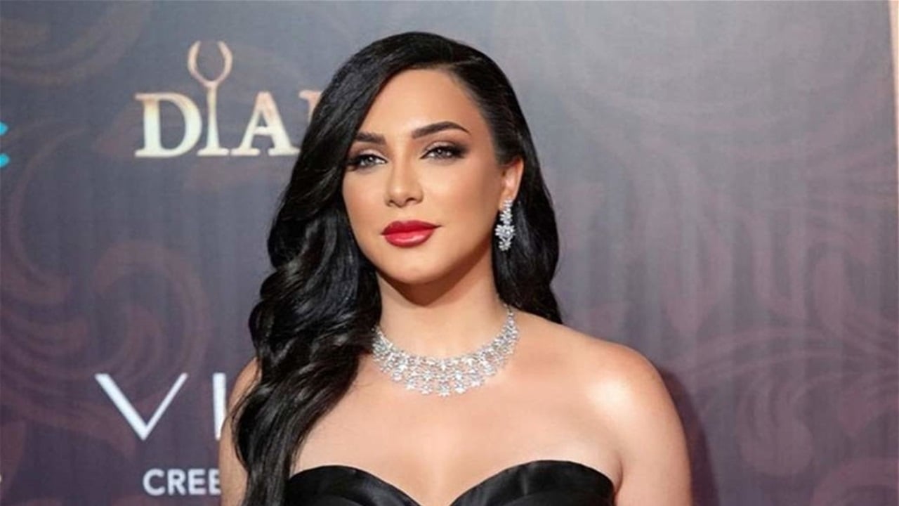 سلاف فواخرجي تهدي جائزة فيلم "أرض الملائكة" لغزة