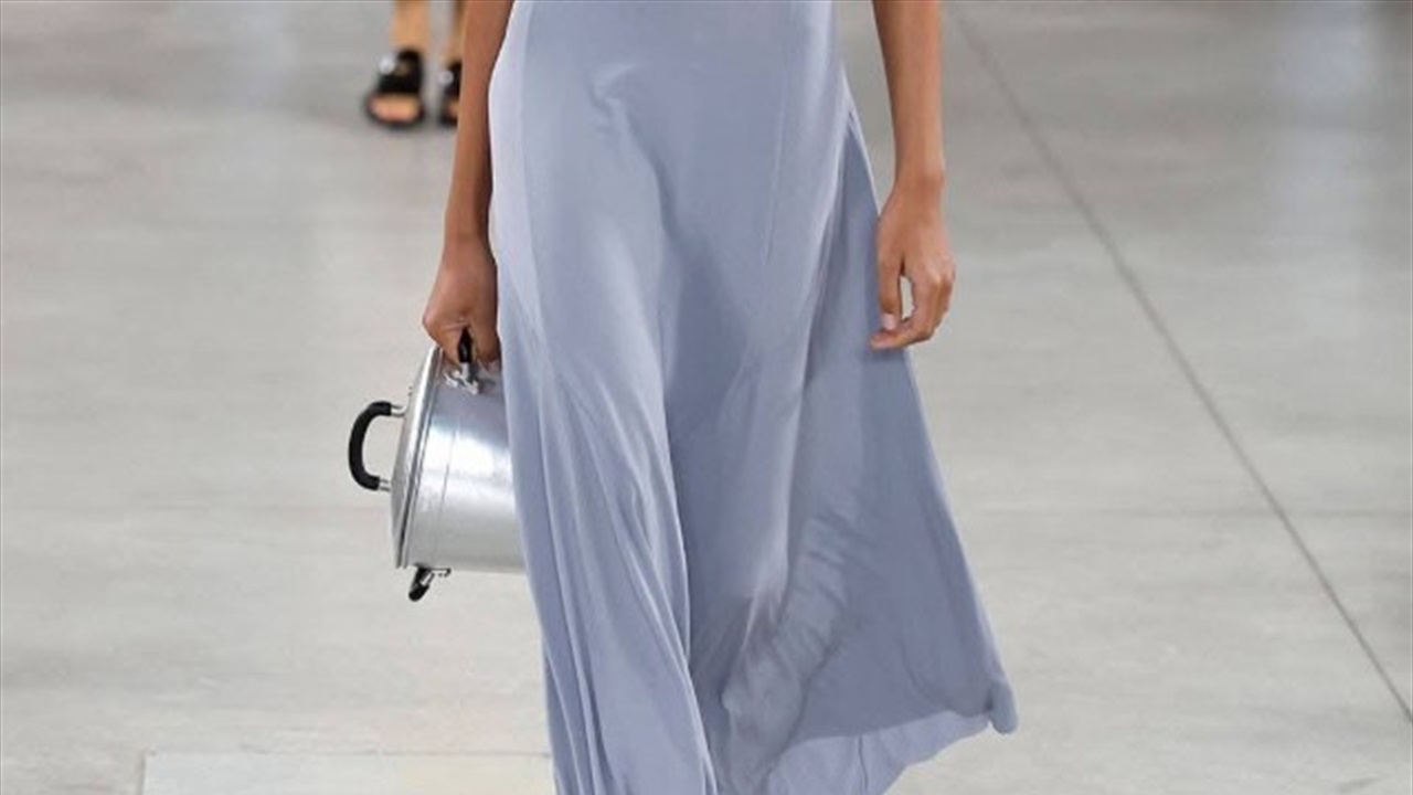 قدر طبخ تتحول إلى حقيبة: موسكينو تثير الجدل في مجموعة ربيع 2026... هل المرأة مكانها المطبخ؟