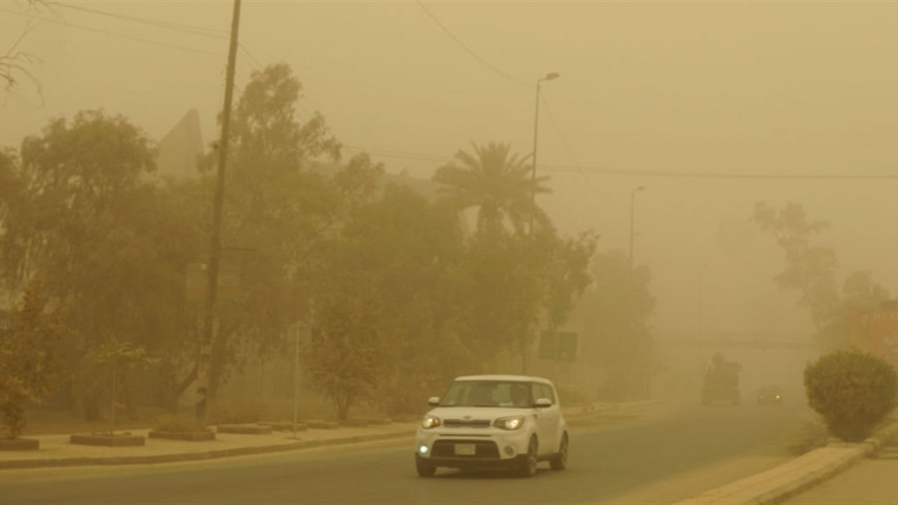 قادمة من شمال افريقيا وتمر بالشام.. موجة غبار تقلب اجواء العراق الى "صفراء"