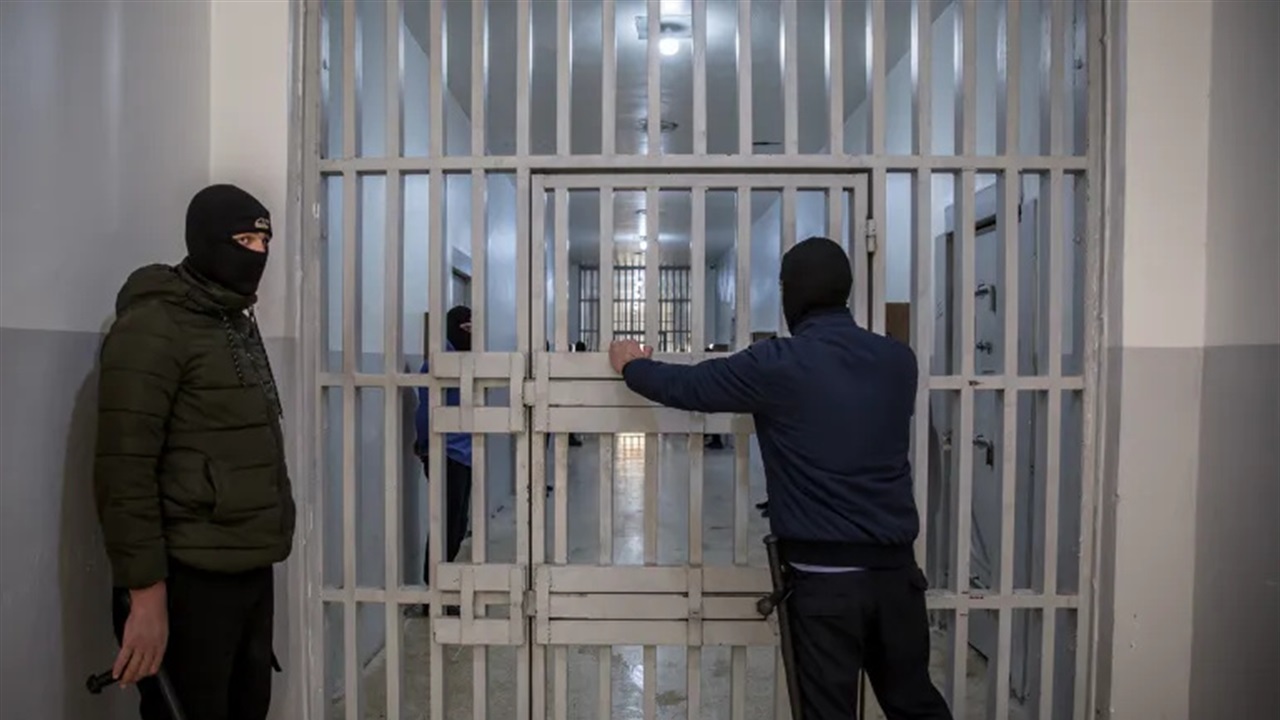 خشية من "صلة الدم".. نقل الاف السجناء السوريين الى العراق والابقاء على العراقيين في سوريا: ما التفسير المحتمل؟