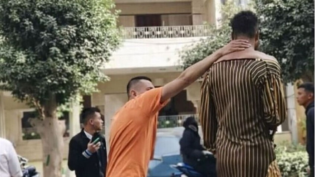 عائلة تُلبس رجلا بدلة رقص نسائية في الشارع لارتباطه بابنتهم والشرطة تتدخل (فيديو)