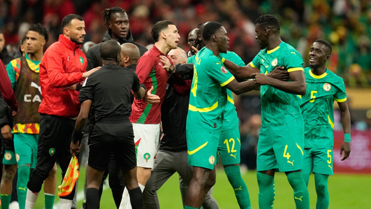 اعتراف جديد يهز نهائي السنغال والمغرب.. هل تم "تجاوز" اللوائح لحماية المباراة؟
