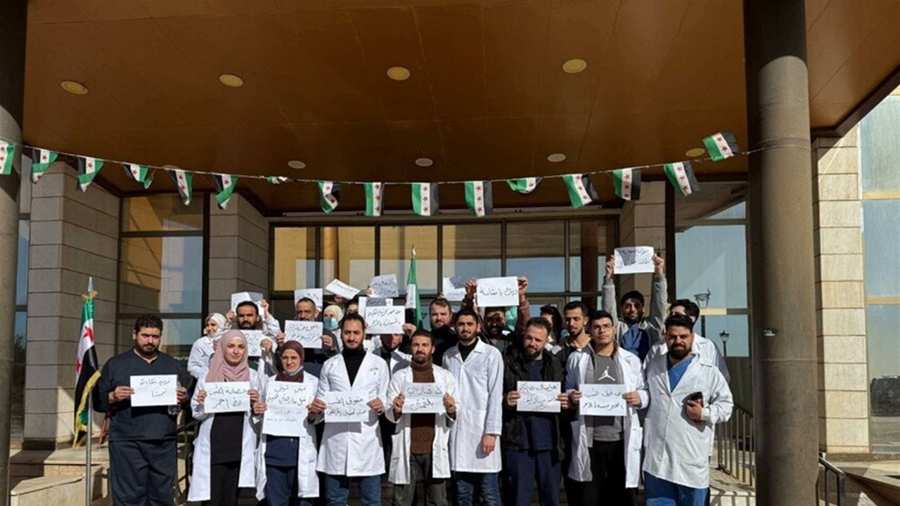 احتجاجات واسعة للأطباء في دمشق بعد خفض الرواتب