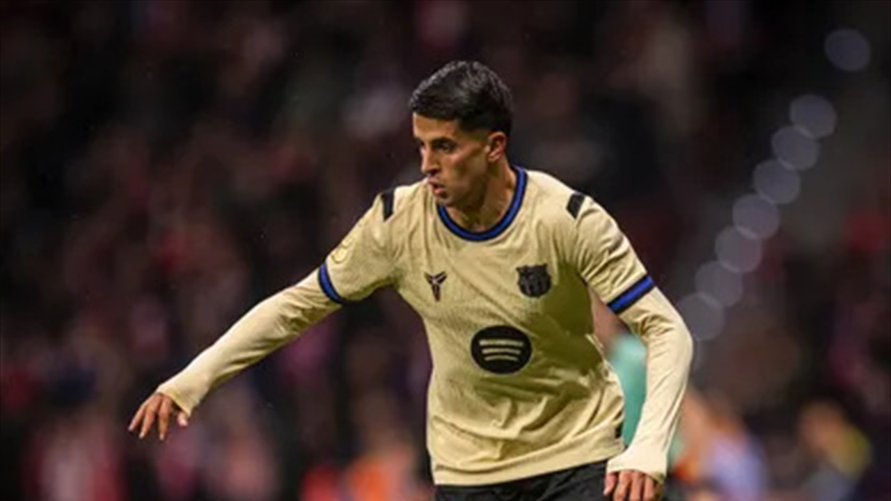 كانسيلو يقترب من مغادرة برشلونة بعد تراجع ثقة فليك