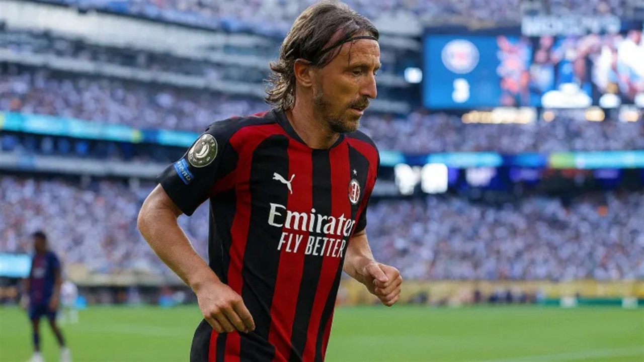 ميلان يتخذ قرارا حاسما بشأن لوكا مودريتش 