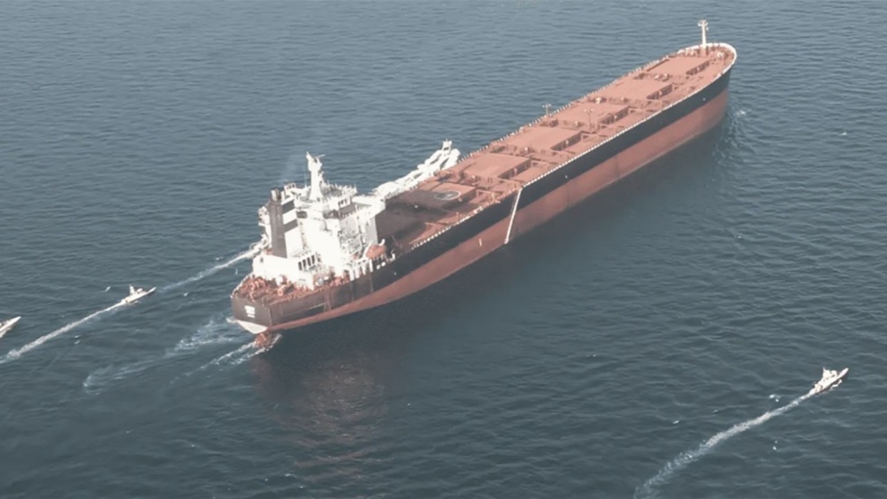 الحرس الثوري الإيراني للسفن في مضيق هرمز: ممنوع العبور