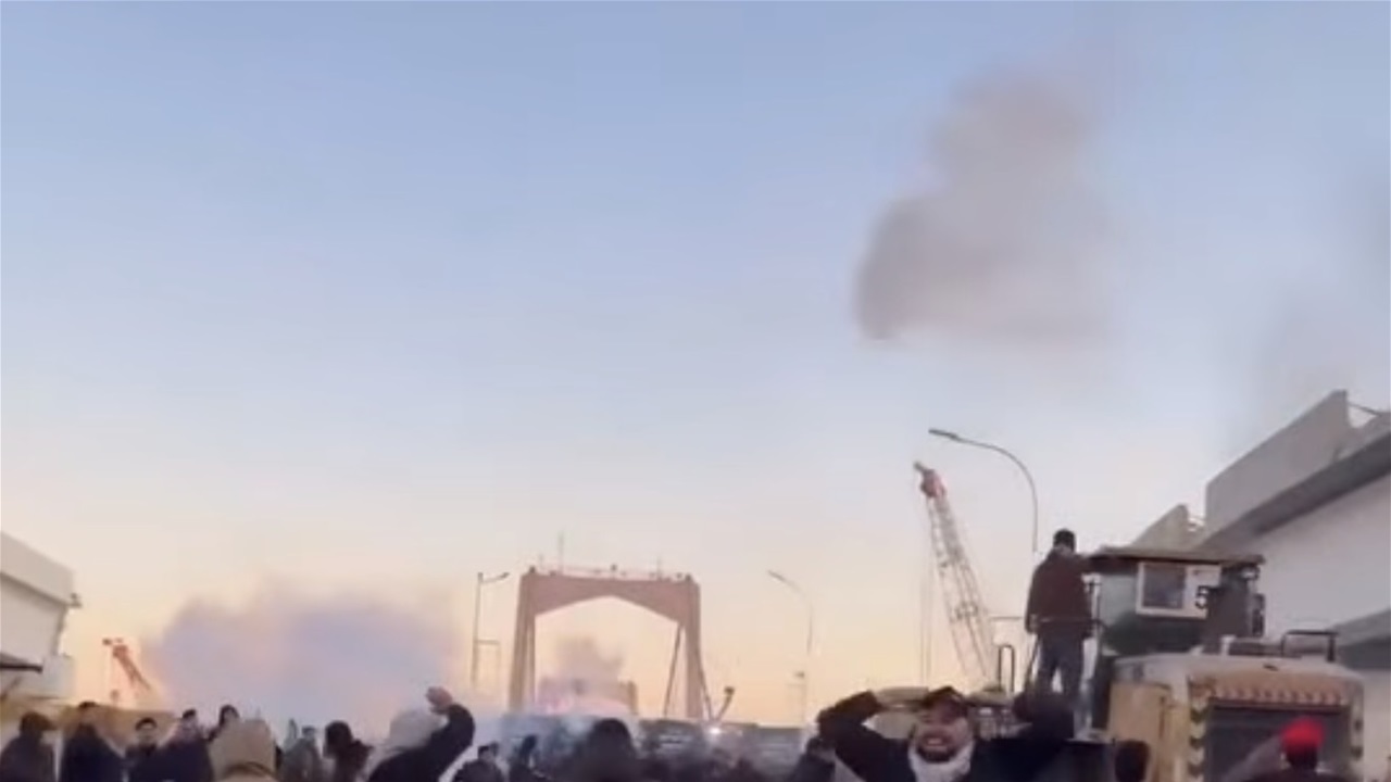 اطلاق قنابل مسيل للدموع على متظاهرين حاولوا عبور جسر المعلق