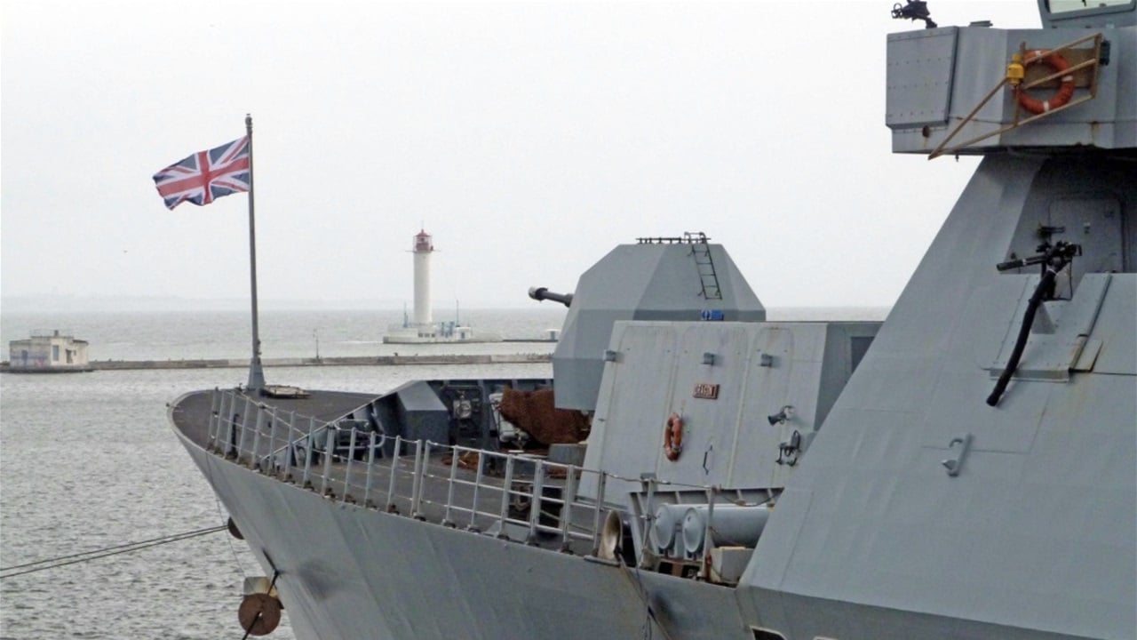 بريطانيا تعلن إصابة سفينتين بمقذوفين قرب مضيق هرمز