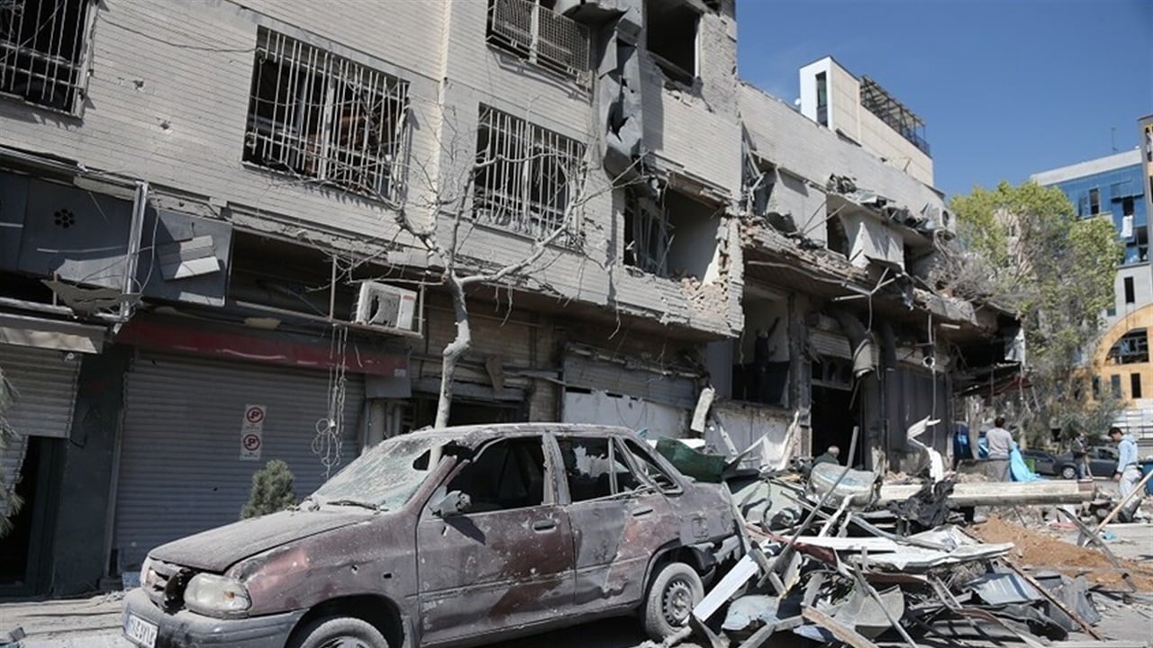 سماء طهران "سوداء".. مزيج الدخان والغيوم يغرق العاصمة الإيرانية في الظلام