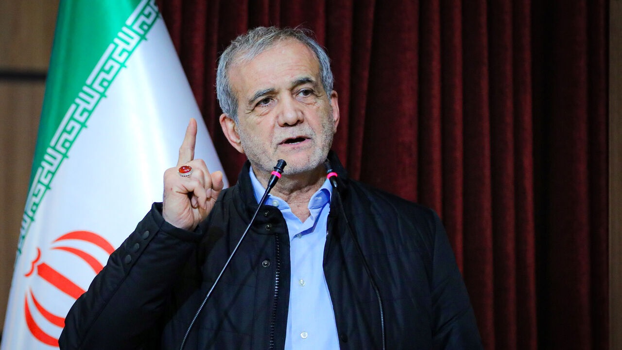 الرئيس الإيراني: فجعنا باستشهاد زملائي إسماعيل خطيب وعلي لاريجاني وعزيز ناصر زاده