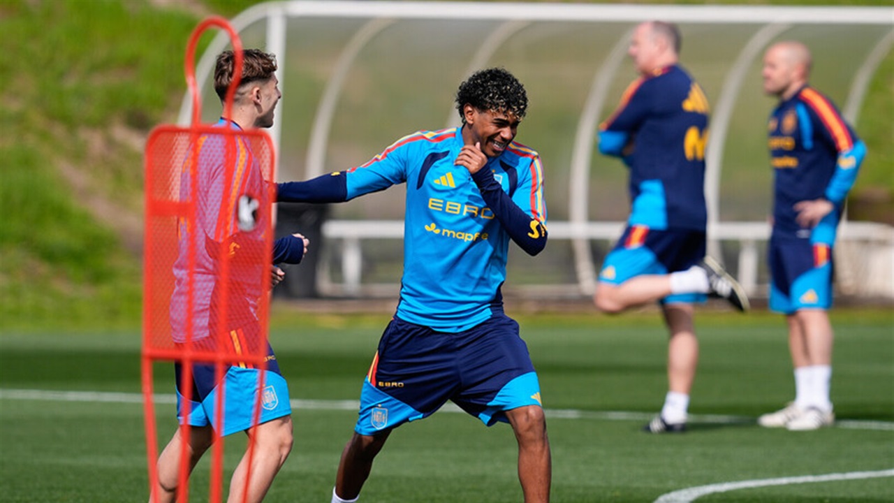 كم يتقاضى لامين يامال؟