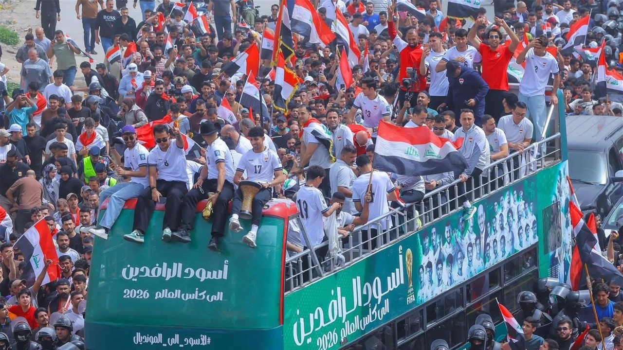 بالصور.. المنتخب بين العراقيين وسط بغداد