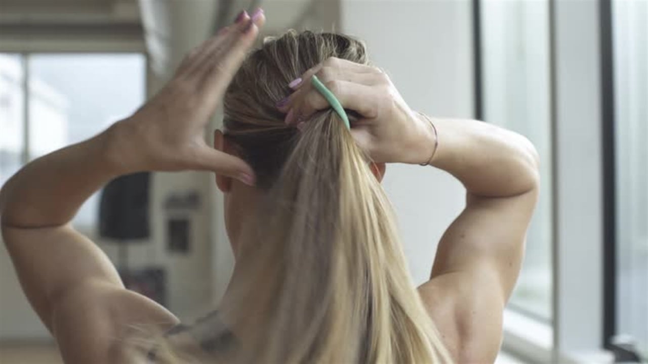 ربط الشعر باستمرار.. هل يكون السبب وراء التساقط؟