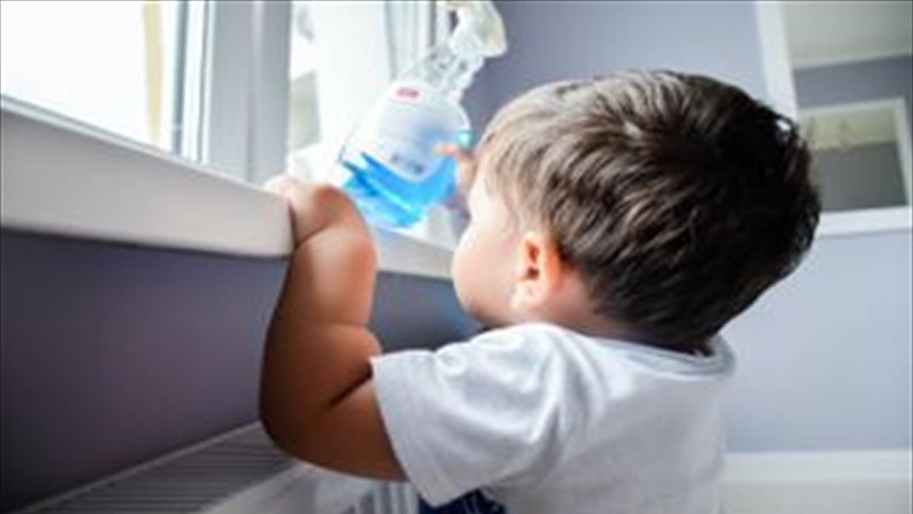 المنظفات المنزلية تهدد الأطفال.. أرقام بحجم الحوادث خلال 15 عاما