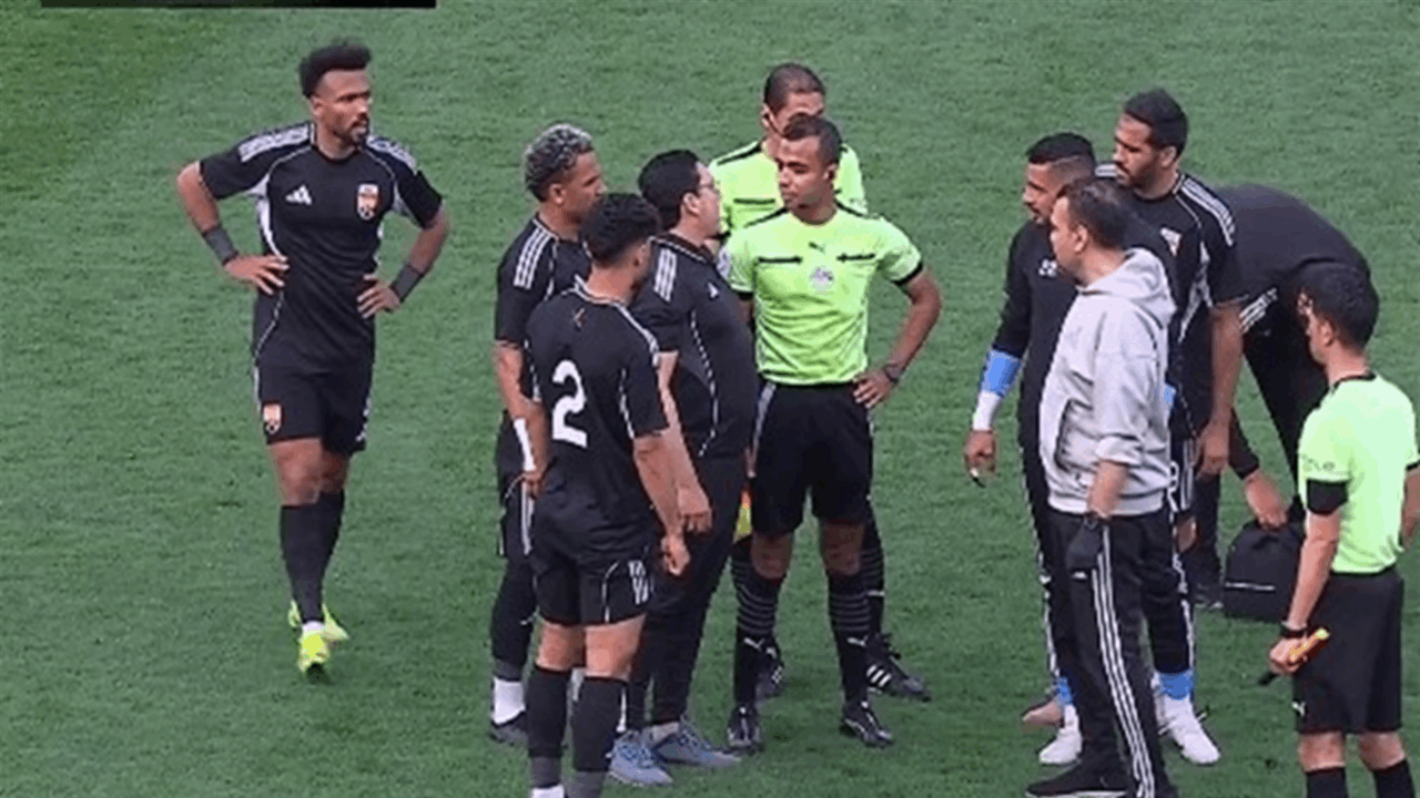 حادثة غريبة في مصر.. حكم يتعرض لإصابة ويغادر الملعب باكيا