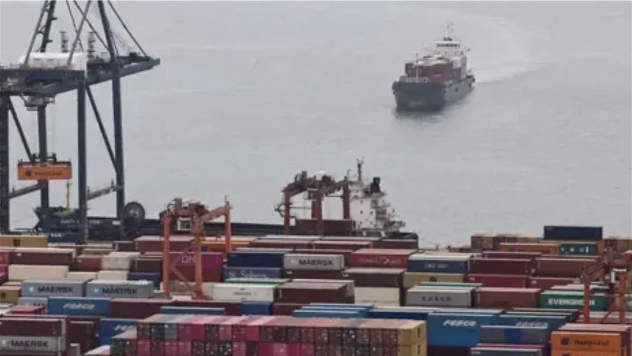 ناقلات إيرانية تغادر عبر هرمز لأول مرة منذ الحصار