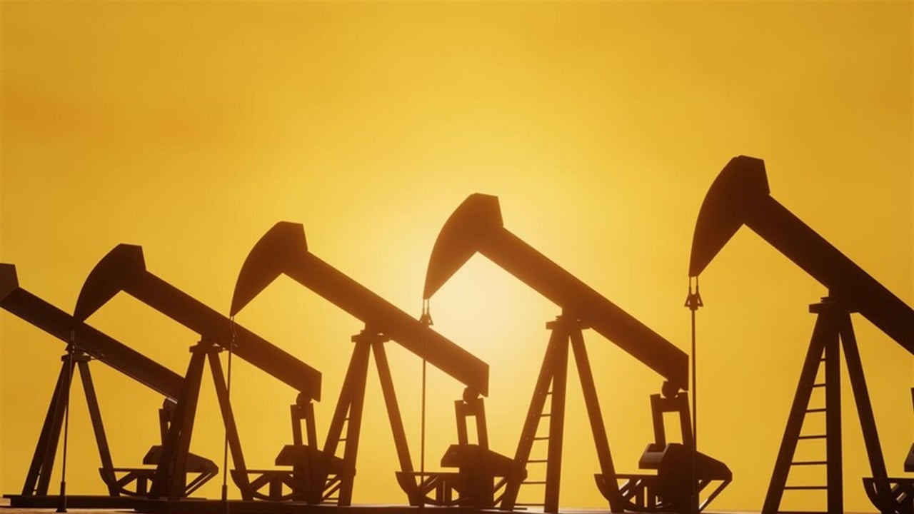 عقب عودة التصعيد بمضيق هرمز.. النفط يرتفع 5% والذهب يتراجع 1.4%