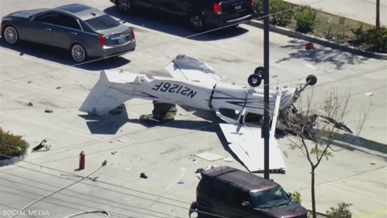 تحطم طائرة في موقف سيارات جنوبي كاليفورنيا