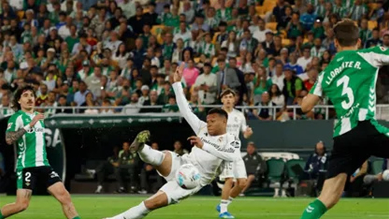 بيتيس ينتزع تعادلا مثيرا من ريال مدريد ويقرب برشلونة اكثر من لقب الدوري الاسباني