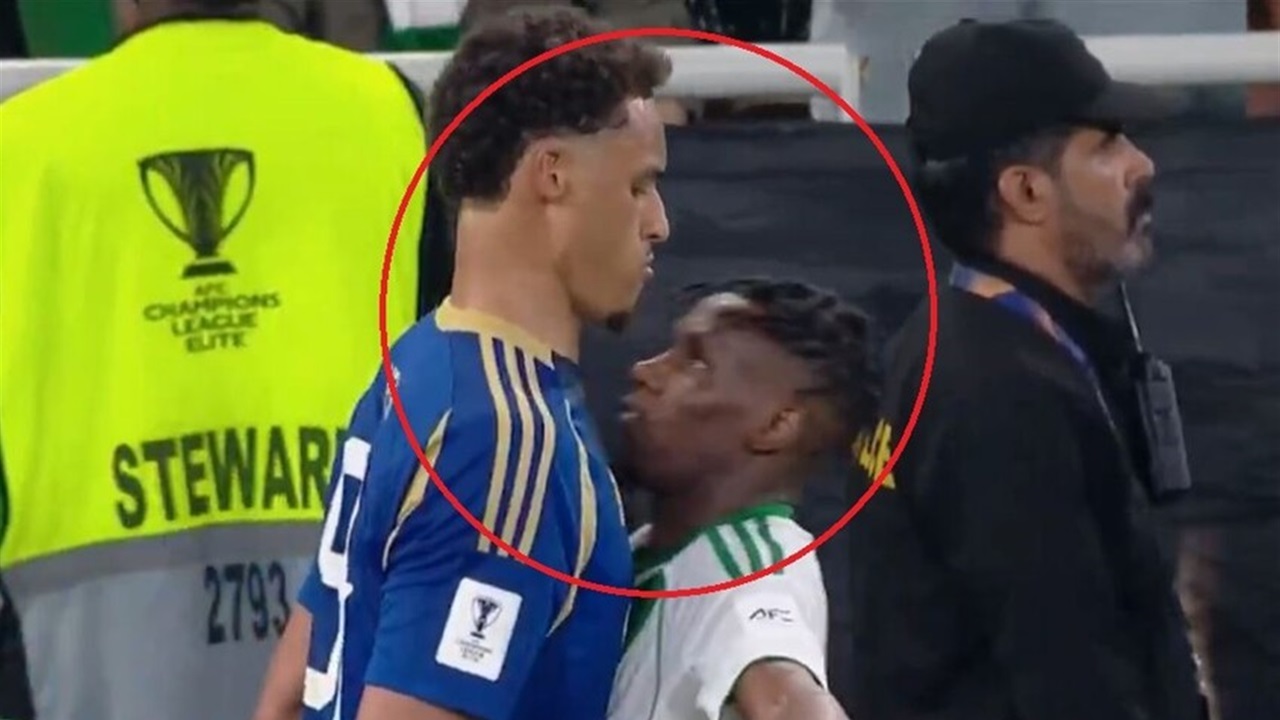 لاعب سعودي يسقط إسرائيليا "بنطحة" في نهائي دوري أبطال آسيا