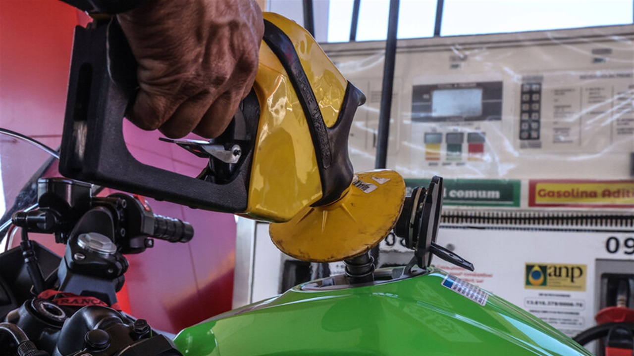 بسبب ازمة ايران.. البنزين يواصل الارتفاع في امريكا 