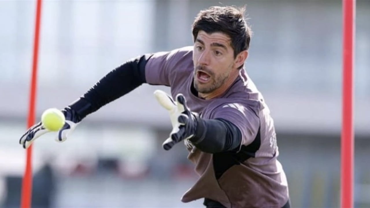 كورتوا يعود في الوقت الحاسم… جاهزية مرتقبة لكلاسيكو برشلونة