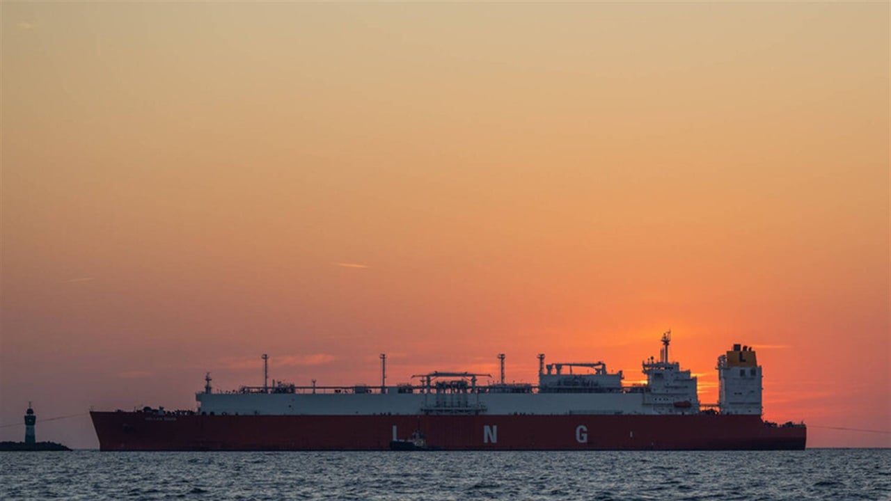 ناقلة غاز اماراتية تعبر مضيق هرمز