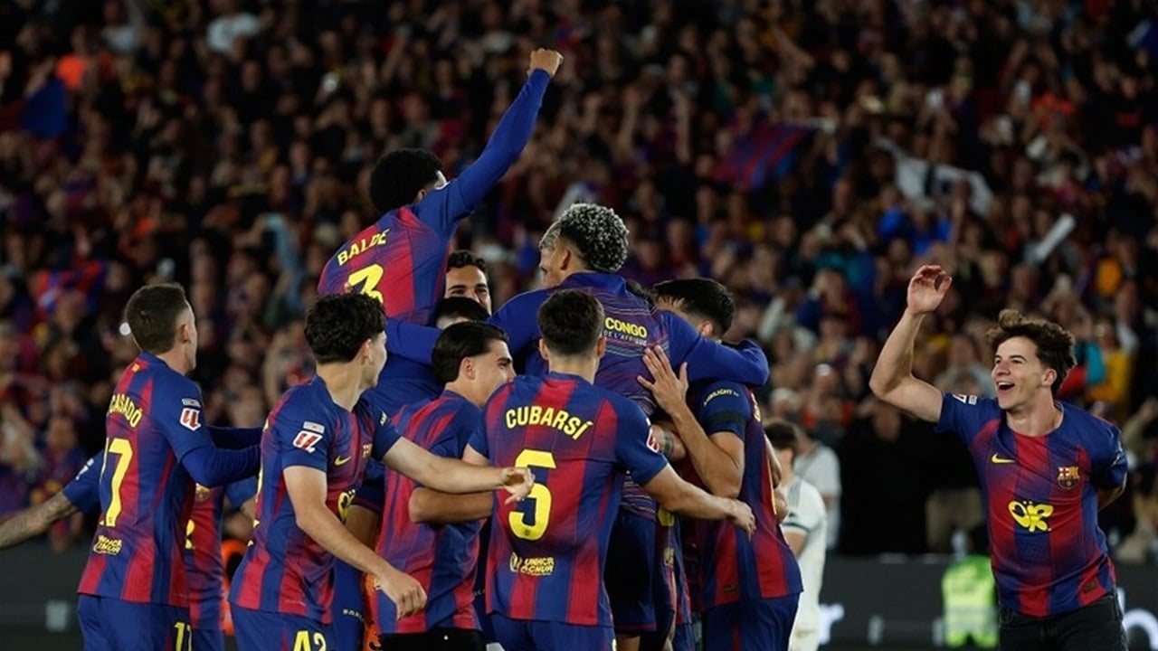 برشلونة يحسم الكلاسيكو ويتوج بلقب الدوري الإسباني