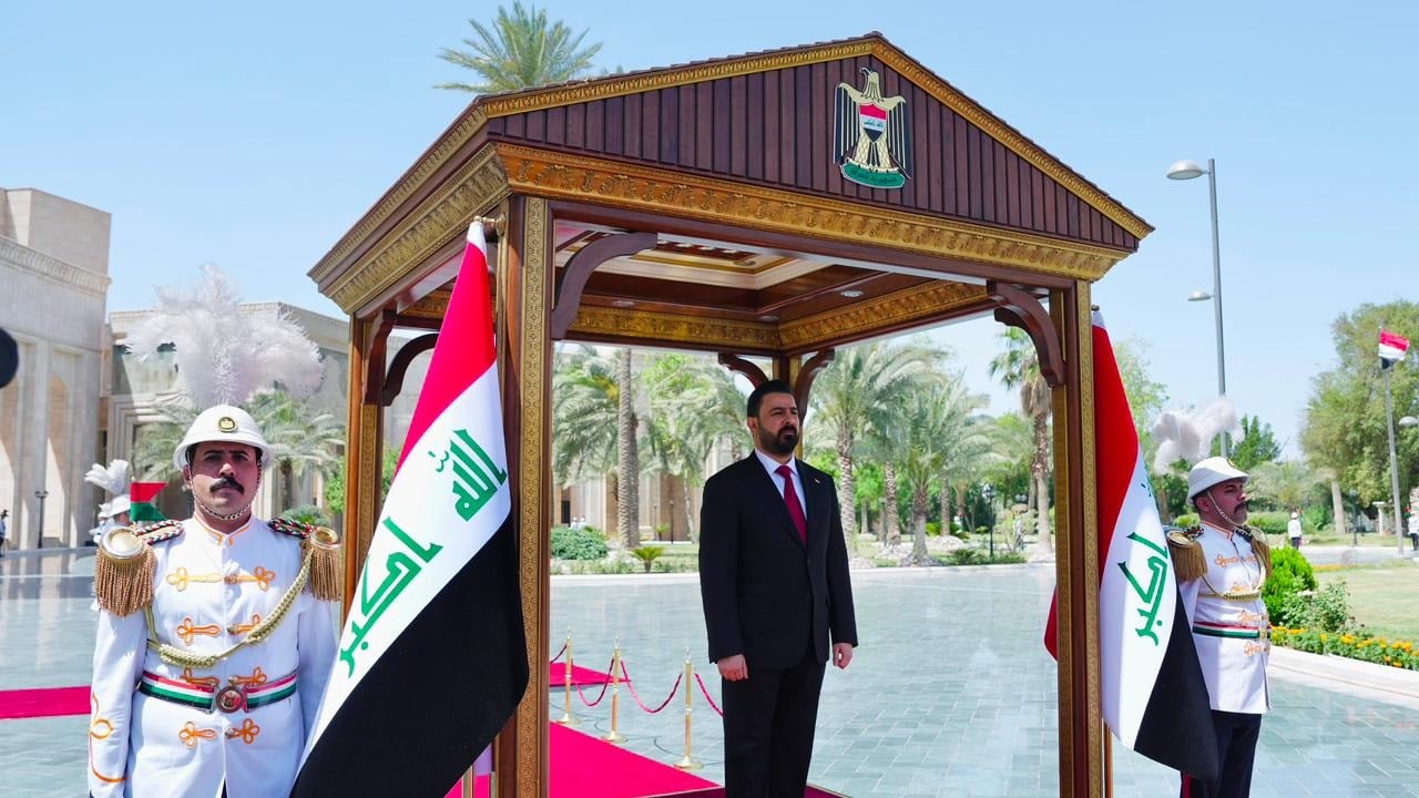 بالصور.. رئيس الوزراء يتسلم مهامه رسمياً رئيساً للحكومة 