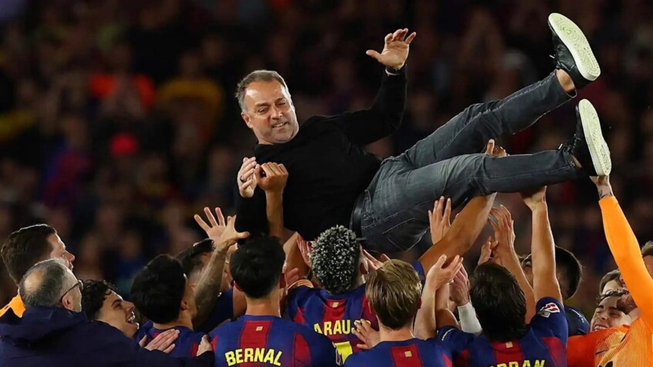 رسميا.. برشلونة يجدد عقد هانز فليك
