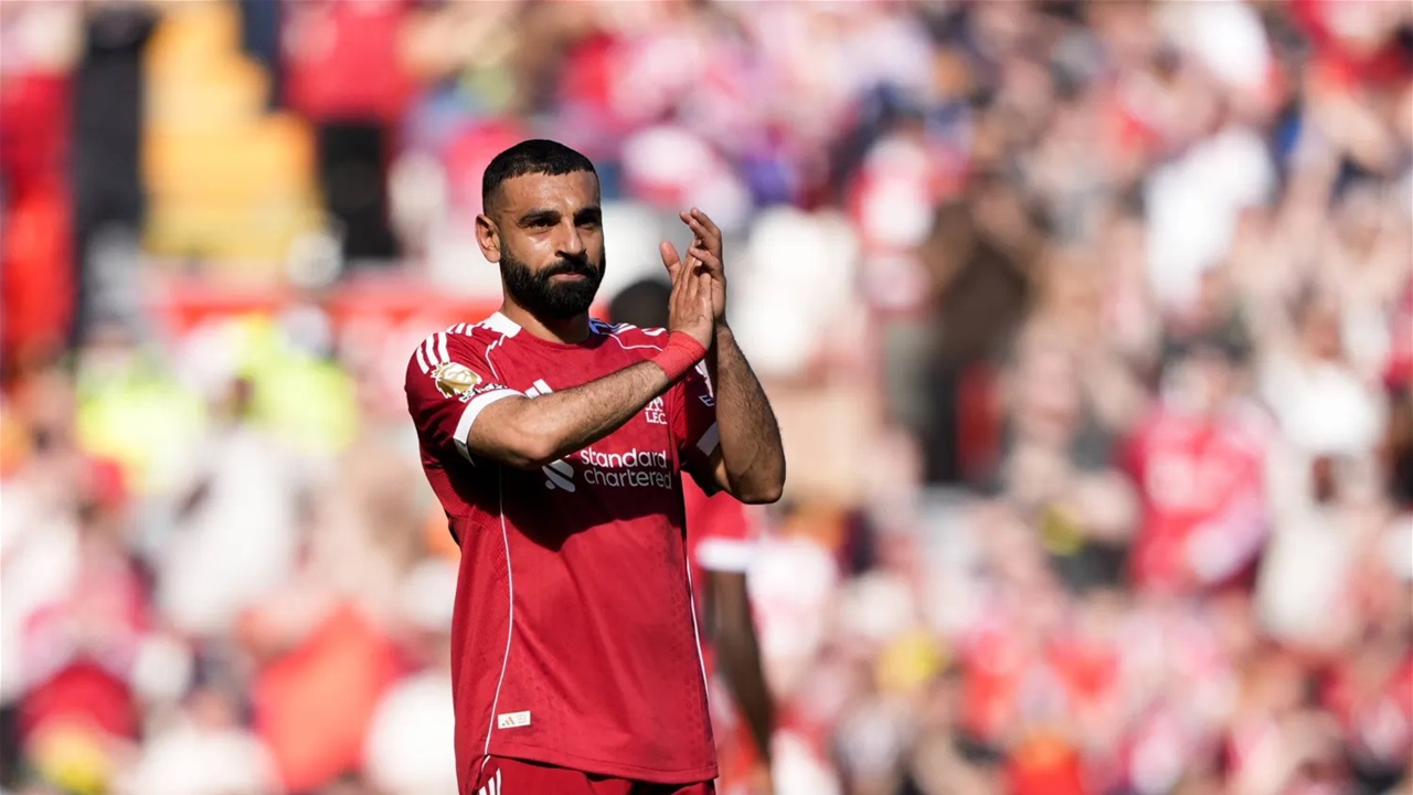 وداع الأحد يقترب بعد "سنوات السحر".. محمد صلاح يرتدي قميص "الريدز" للمرة الأخيرة