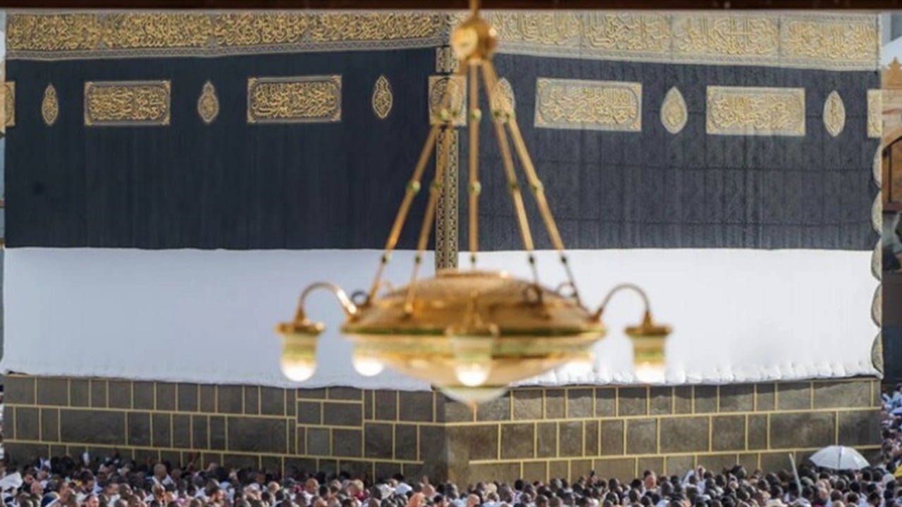 الحجاج يؤدون طواف الإفاضة بالمسجد الحرام