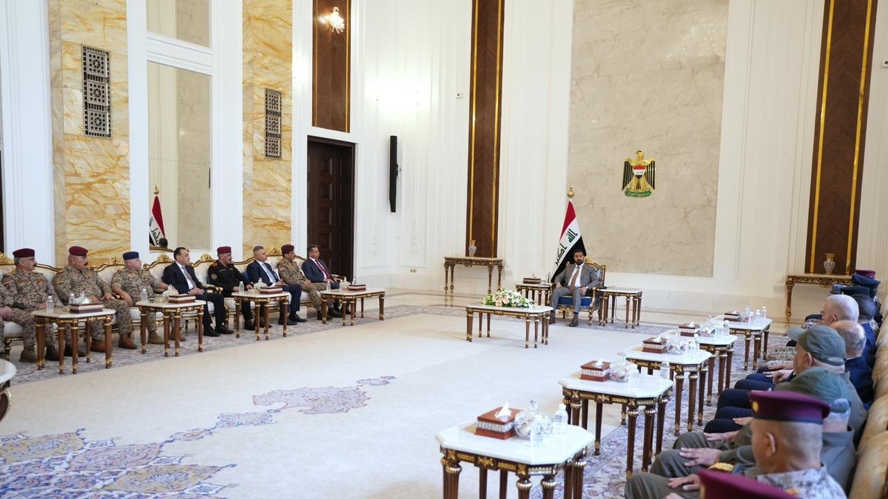 الزيدي يؤكد حرص الحكومة على دعم القوات الأمنية لفرض الاستقرار وحصر السلاح