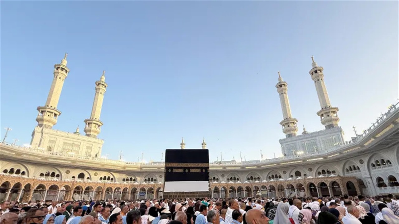 الآلاف يغادرون مكة المكرمة