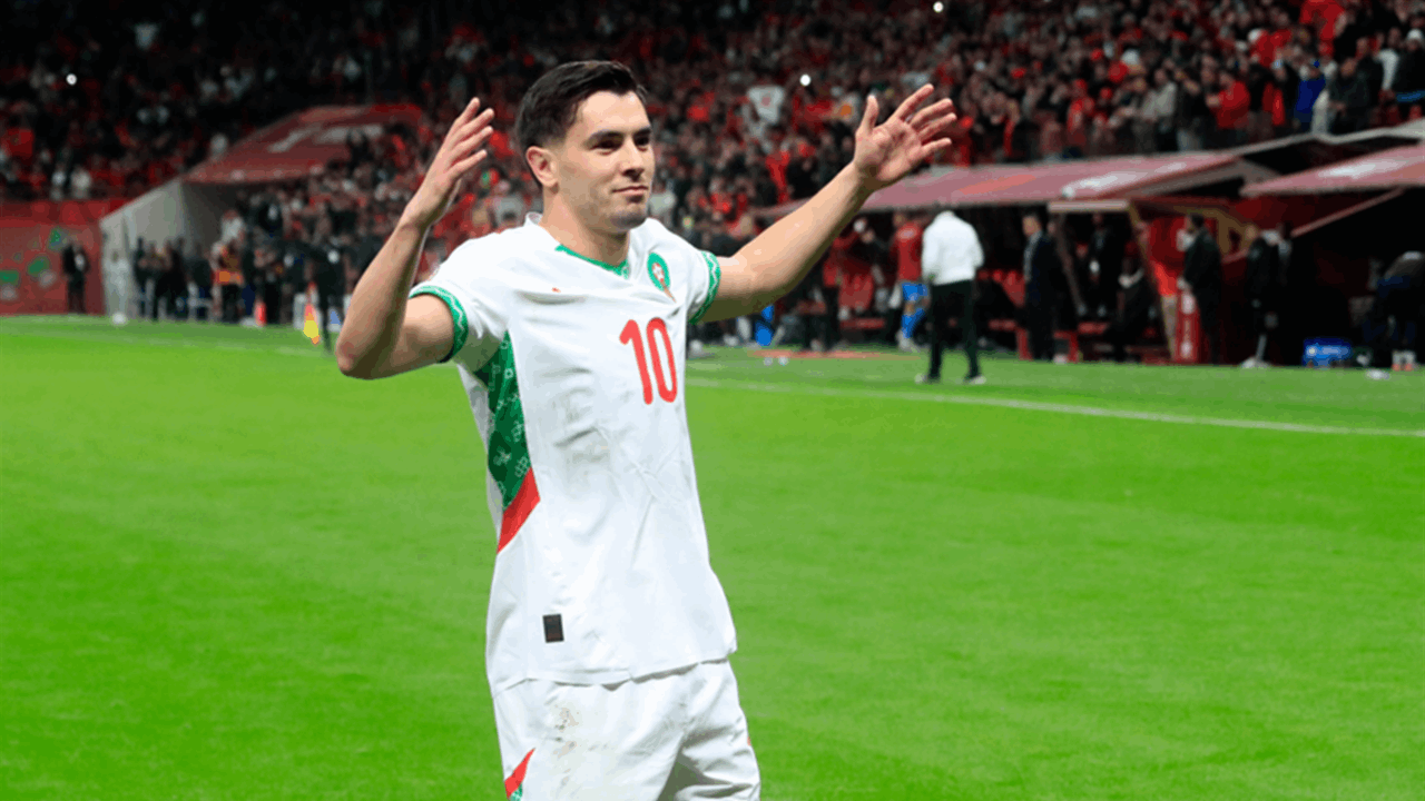 دياز يجبر مشجعا على خلع قميص برشلونة