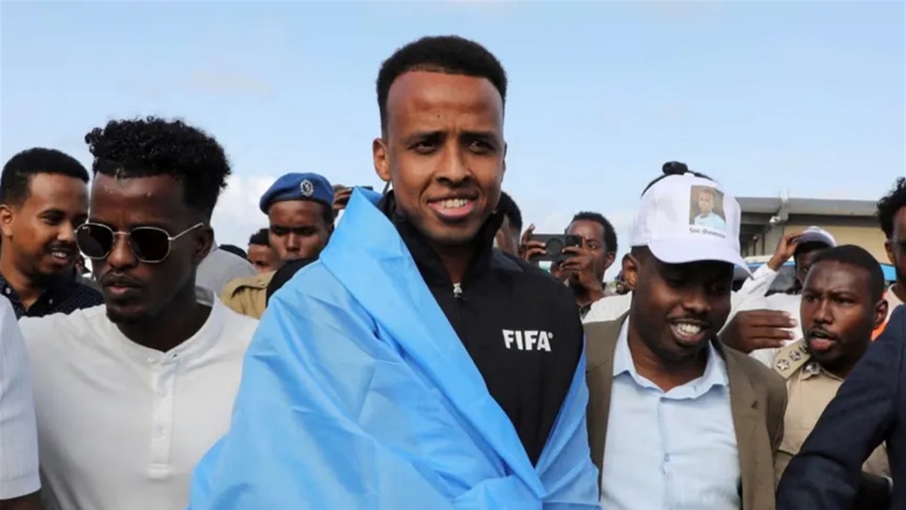 فيفا يصرف مكافأة كأس العالم للحكم الصومالي عمر أرتان رغم منعه من دخول أميركا