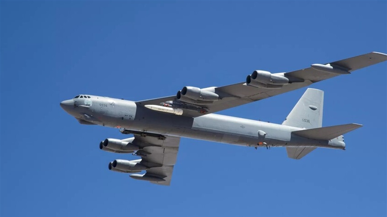 تحطم قاذفة "بي-52" بعيد إقلاعها من قاعدة عسكرية أمريكية