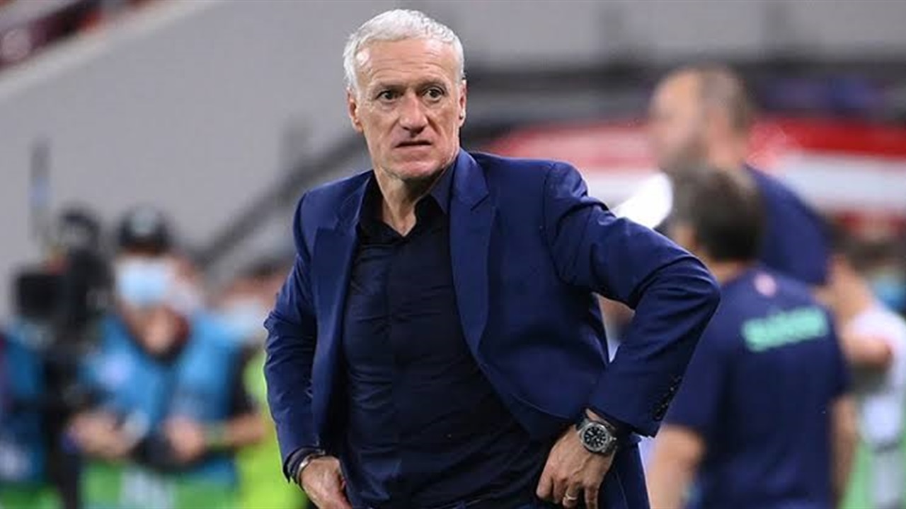Deschamps, Irak maçındaki yağmur arasında oyuncularıyla kart (i şekilde sürdürül