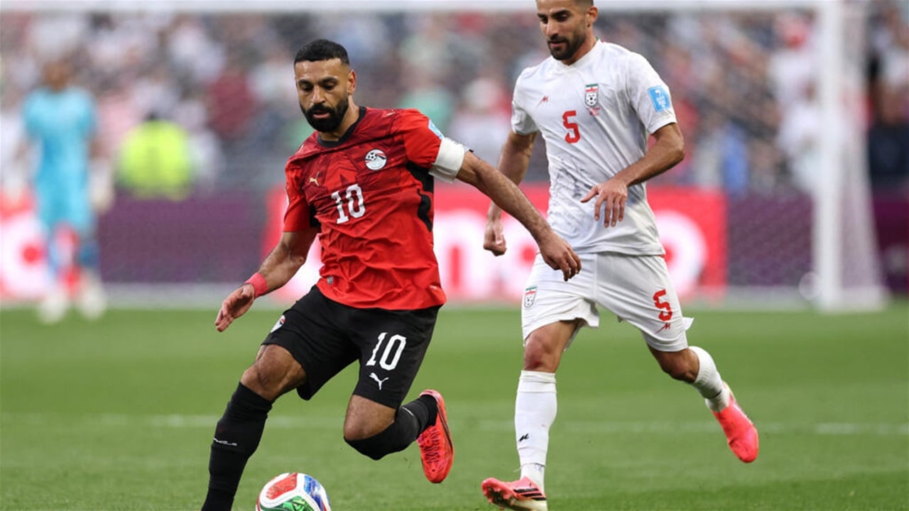هل قرار إلغاء هدف إيران أمام مصر صحيح.. خبير تحكيمي يوضح