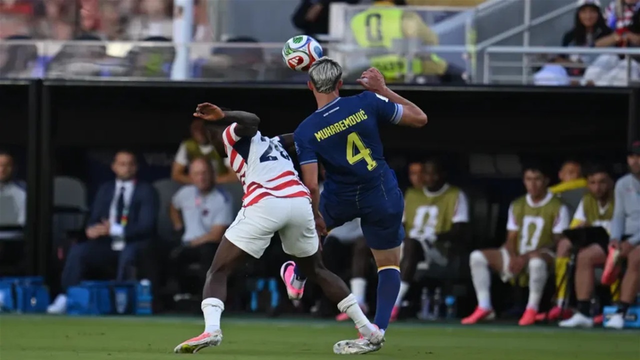 جدل واسع بسبب إلغاء طرد مهاجم منتخب أمريكا قبل مباراة بلجيكا