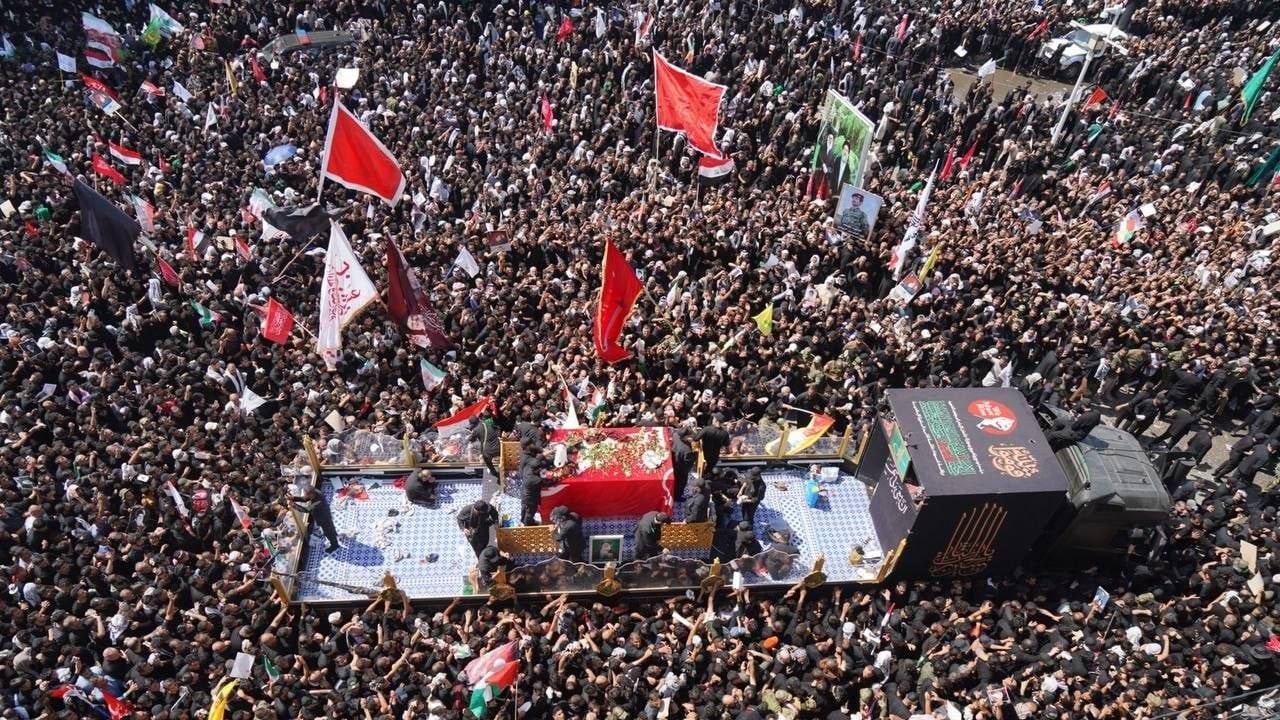 İran'da Hamaney için Meşhed'de cenaze töreni hazırlığı.
