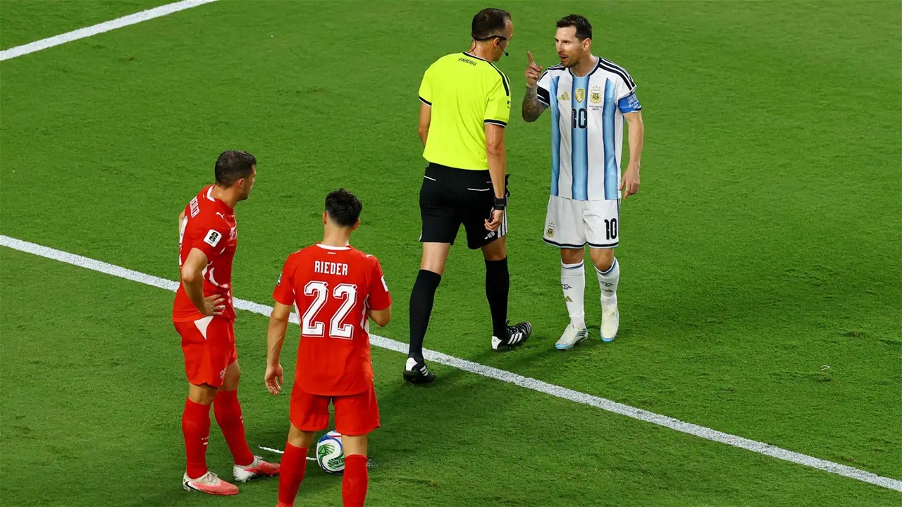 Messi'nin hakemlere karşı cesur dilinin arkasındaki dinamikler.