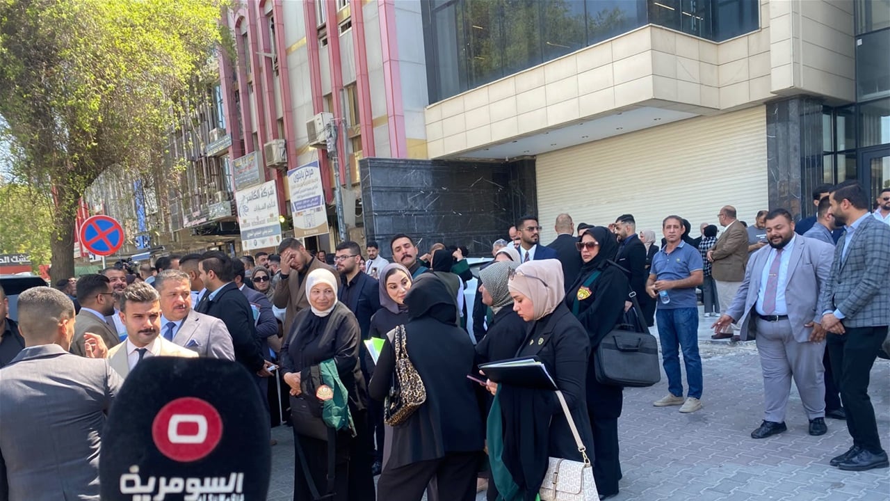 Avukatlar Ticaret Bakanlığı önünde ön bildirim kararını protesto etti